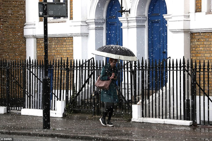 Theo Daily Mail, người dân London bất ngờ khi thời tiết chuyển lạnh với mưa đá, bão tuyết vào mùa xuân ở nước Anh. Ngoài ra, tại Cumbria và Northumberland, tuyết rơi dày đã làm ảnh hưởng đến cuộc sống của người dân địa phương. (Nguồn ảnh: Daily Mail)