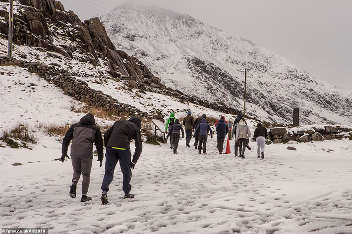 Điều kiện thời tiết khắc nghiệt không ngăn nhóm người này leo lên núi Snowdon.