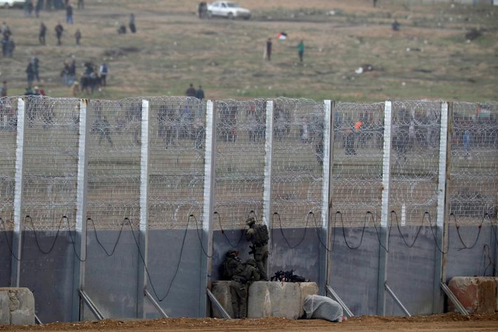 Các binh sĩ Israel đụng độ với người biểu tình Palestine tại khu vực biên giới nhìn từ phía Israel.