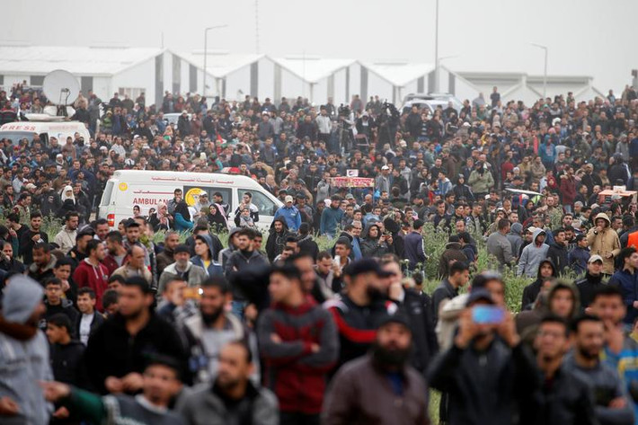 Hàng nghìn người tham gia cuộc tuần hành "Tháng Ba trở về vĩ đại" tại hàng rào biên giới Israel-Gaza, phía đông thành phố Gaza, ngày 30/3.
