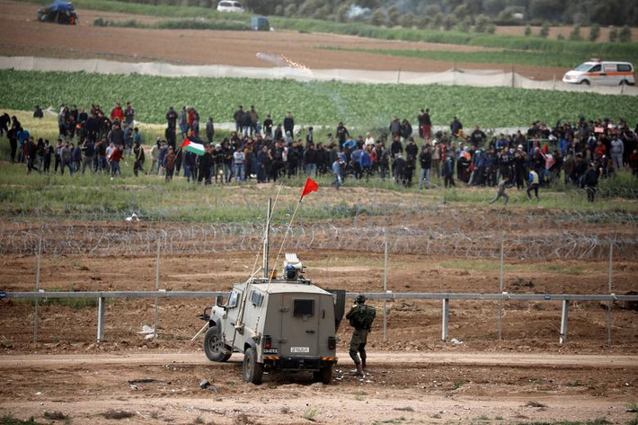 Các binh sĩ Israel đối đầu với người biểu tình Palestine ở khu vực biên giới Israel-Gaza ngày 30/3. Mời độc giả xem thêm video: Các nước lên án Israel không kích Syria (Nguồn: VTC14)