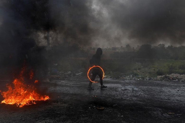 Theo hãng thông tấn Reuters, ngày 30/3, hàng chục nghìn người đã tham gia cuộc tuần hành "Tháng Ba trở về vĩ đại" tại Dải Gaza nhằm kỷ niệm một năm nổ ra các cuộc biểu tình và đụng độ bạo lực ở khu vực biên giới Israel-Gaza. (Nguồn ảnh: Reuters)