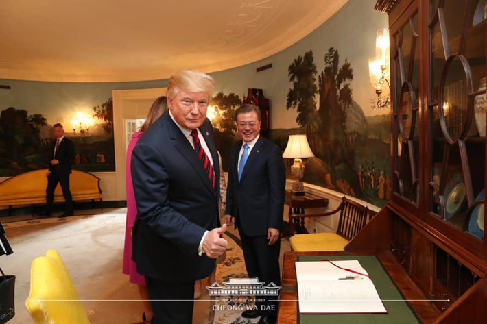 Tổng thống Moon Jae-in nhất trí với ông Trump về mục tiêu cuối cùng là phi hạt nhân hóa hoàn toàn bán đảo Triều Tiên.