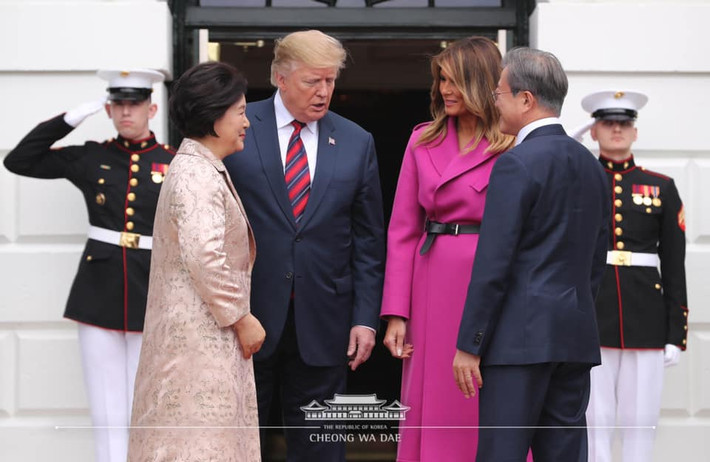 Tổng thống Trump và phu nhân Melania Trump chào đón nồng nhiệt vợ chồng Tổng thống Moon Jae-in tại Nhà Trắng.