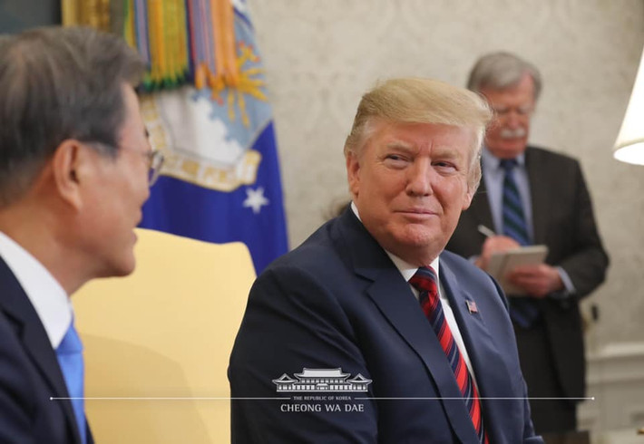 Tổng thống Trump cho hay, ông và Tổng thống Moon còn thảo luận một số vấn đề nhân đạo và khả năng Hàn Quốc giúp đỡ lương thực cho Triều Tiên.