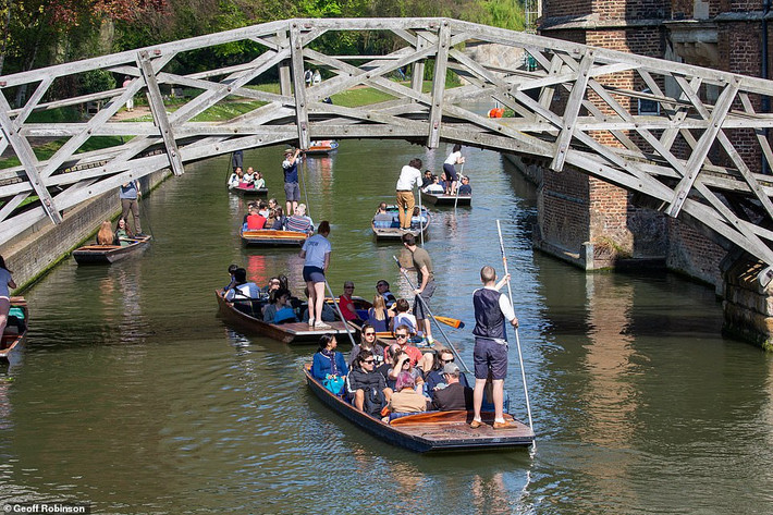 Mọi người trèo thuyền trên sông Cam ở Cambridge.