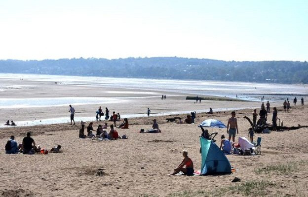 Người dân đổ xô đến Vịnh Swansea ở xứ Wales trong những ngày nắng nóng đỉnh điểm. Ảnh: PA.
