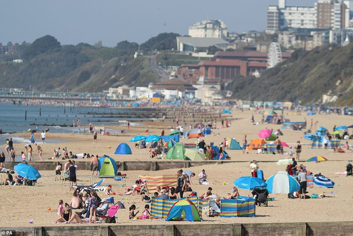 Người dân tắm nắng tại bãi biển Boscombe, Dorset, cuối tuần qua.