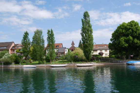 Büsingen am Hochrhein, thường được gọi tắt là Büsingen, là một thị trấn của nước Đức mà nằm hoàn toàn trong lãnh thổ Thụy Sĩ. Ảnh: Wikipedia.