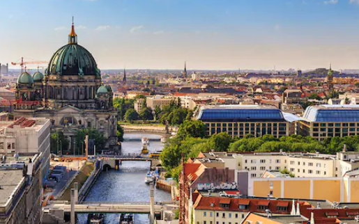 Thủ đô Berlin của nước Đức có diện tích lớn gấp khoảng 9 lần thủ đô Paris của Pháp và có nhiều cây cầu hơn cả thành phố Venice (Italy). Ảnh: Telegraph.