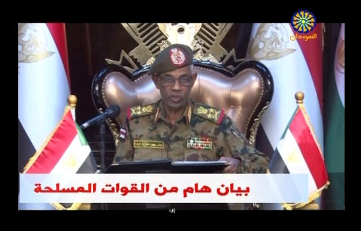 Cùng ngày, Quân đội Sudan thông báo lệnh ngừng bắn trên toàn quốc và cho biết Tổng thống Bashir hiện đang bị giam giữ ở một nơi an toàn. Bộ trưởng Quốc phòng Awad Ibn Auf (ảnh) tuyên bố một hội đồng quân sự sẽ điều hành đất trong giai đoạn chuyển tiếp kéo dài 2 năm, trước khi cuộc bầu cử được tổ chức.