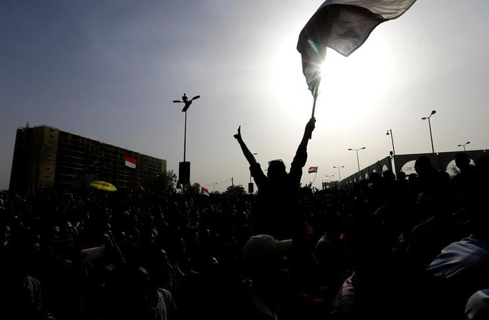 Người biểu tình Sudan vẫy cờ trong cuộc tuần hành yêu cầu Tổng thống Bashir từ chức hôm 11/4.