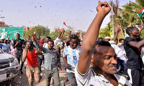 Ngay sau đó, đông đảo người dân Sudan đã đổ ra đường phố ăn mừng. Trước đó, họ đã tiến hành nhiều cuộc biểu tình để yêu cầu Tổng thống Sudan Bashir từ bỏ quyền lực.