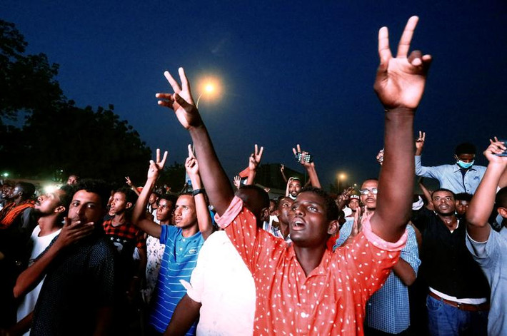 Người biểu tình Sudan tập trung bên ngoài trụ sở Bộ Quốc phòng Sudan hôm 10/4.