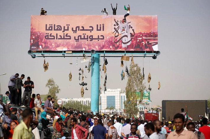Bộ trưởng Quốc phòng Sudan Awad bin Auf cũng thông báo áp đặt tình trạng khẩn cấp trên toàn bộ lãnh thổ Sudan trong vòng 3 tháng.