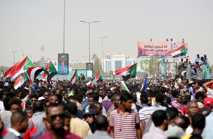 Dòng người tuần hành trêm đường phố thủ đô Sudan.