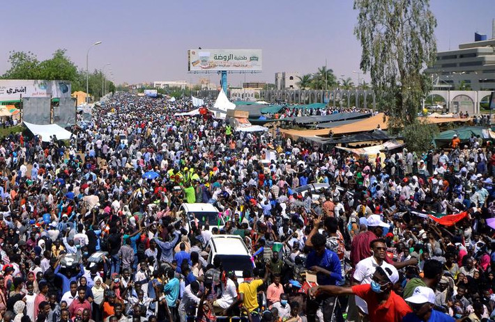 Biển người tập trung bên ngoài trụ sở của Bộ Quốc phòng Sudan ở thủ đô Khartoum trong cuộc biểu tình yêu cầu Tổng thống al-Bashir từ chức hôm 8/4.