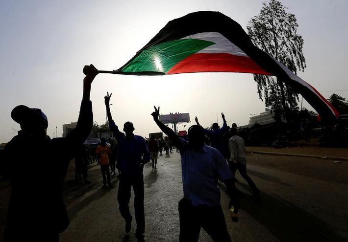 Người biểu tình Sudan tuần hành trên đường phố Khartoum hôm 11/4.