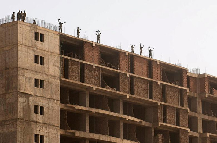 Các binh sĩ Sudan đứng trên một tòa nhà khi những người dân tổ chức cuộc biểu tình đòi Tổng thống Bashir từ chức bên ngoài trụ sở Bộ Quốc phòng ở thủ đô Khartoum ngày 11/4.