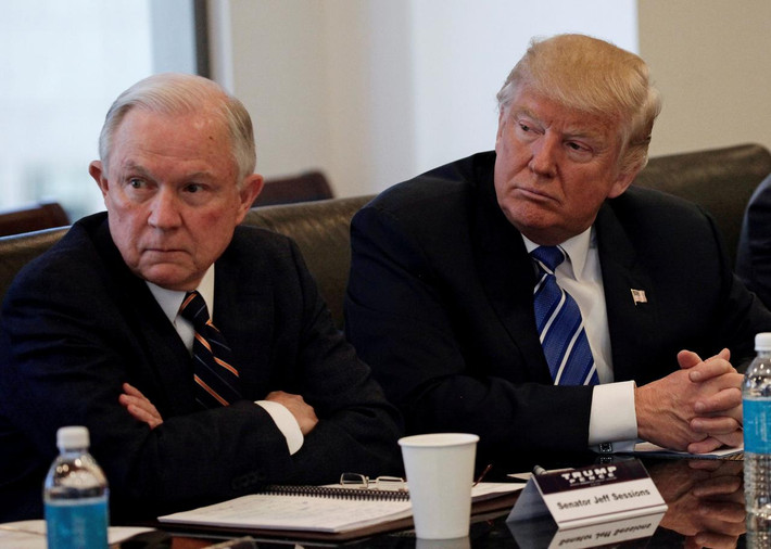 Bộ trưởng Sessions là một trong những người ủng hộ ông Trump đầu tiên vào tháng 2/2016 khi ông Trump ra tranh cử. Tuy nhiên, mối quan hệ này được cho là đã trở nên rất căng thẳng khi hai ông làm việc cùng nhau. Tổng thống Trump chỉ trích việc ông Sessions rút lui khỏi vai trò giám sát cuộc điều tra của ông Robert Mueller (về nghi án Nga can thiệp bầu cử Mỹ) trong giai đoạn đầu. Ảnh: Reuters.