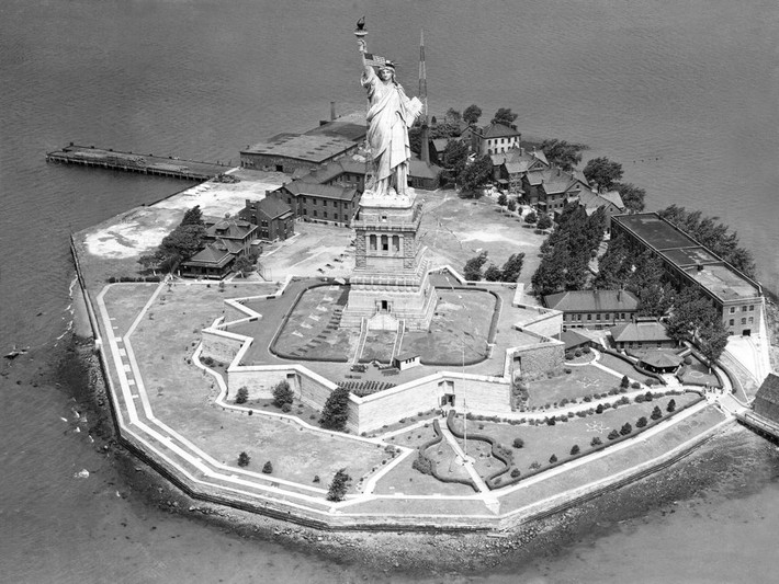 Tượng Nữ thần Tự do ở Cảng New York là món quà mà nước Pháp tặng Mỹ năm 1886.