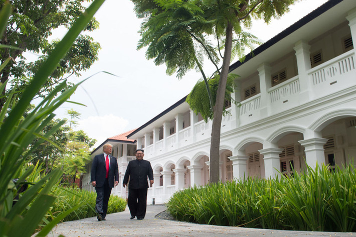 Chủ tịch Kim Jong-un (phải) vừa đi vừa trao đổi với Tổng thống Trump tại khách sạn Capella trên đảo Sentosa ở Singapore ngày 12/6/2018. Ảnh: Sputnik.
