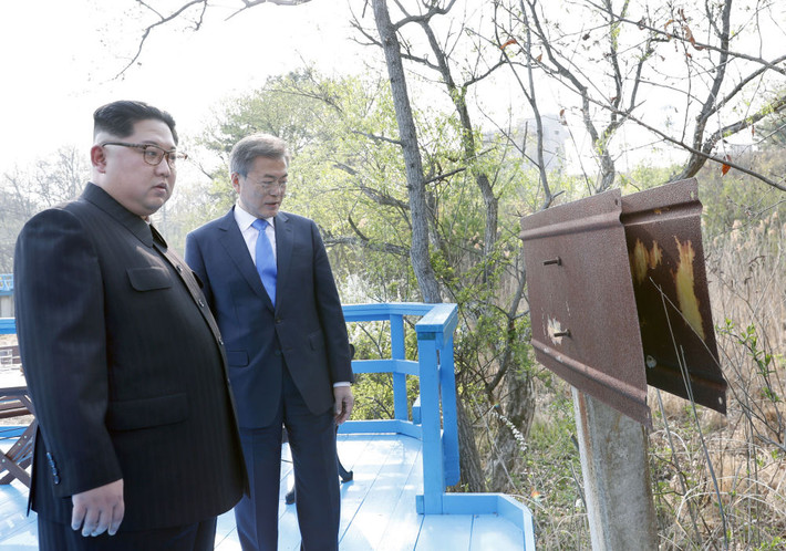 Chủ tịch Triều Tiên Kim Jong-un (trái) và Tổng thống Hàn Quốc Moon Jae-in gặp nhau tại làng đình chiến Bàn Môn Điếm trong khuôn khổ cuộc gặp Thượng đỉnh liên Triều tháng 4/2018. Ảnh: Sputnik.
