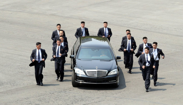 Đoàn vệ sĩ Triều Tiên chạy bộ theo chiếc xe chở nhà lãnh đạo Kim Jong-un trở về Triều Tiên sau cuộc gặp với Tổng thống Moon vào buổi sáng 27/4/2018 tại làng đình chiến Bàn Môn Điếm. Ảnh: Sputnik.