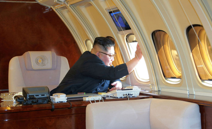 Bức ảnh được Hãng Thông tấn Trung ương Triều Tiên (KCNA) chụp ngày 8/5/2018 và công bố ngày 9/5/2018 cho thấy Chủ tịch Triều Tiên Kim Jong-un vẫy chào từ máy báy, trước khi rời khỏi thành phố Đại Liên. Ảnh: Sputnik.