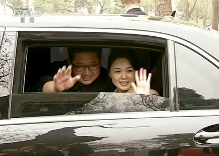 Bức ảnh được chụp ngày 28/3/2018 ghi lại cảnh nhà lãnh đạo Triều Tiên Kim Jong-un và phu nhân Ri Sol-ju vẫy chào mọi người khi trở về sau cuộc gặp với Chủ tịch Trung Quốc Tập Cận Bình và phu nhân Bành Lệ Viện ở thủ đô Bắc Kinh. Ảnh: Sputnik.