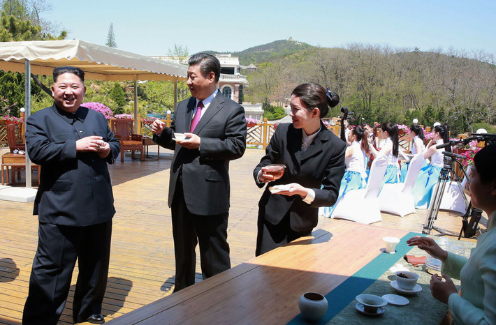 Hồi tháng 5/2018, ông Kim Jong-un đã tới thành phố Đại Liên, Trung Quốc. Ảnh: Ông Kim Jong-un (trái) và Chủ tịch Trung Quốc Tập Cận Bình (thứ hai từ trái sang) uống trà tại thành phố Đại Liên. Ảnh: Sputnik.