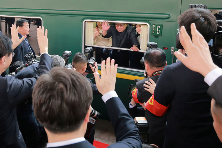 Trước đó, tháng 3/2018, Chủ tịch Triều Tiên Kim Jong-un đã có chuyến thăm bí mật tới Bắc Kinh, Trung Quốc. Ảnh: Ông Kim vẫy chào từ trên tàu khi chuẩn bị rời khỏi nhà ga Bắc Kinh. Ảnh: Sputnik.