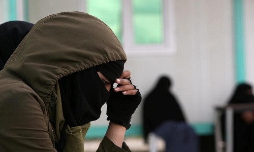Rawan Aboud (ảnh) cố trốn thoát khỏi nhóm khủng bố IS sau cái chết của người chồng đầu tiên, vốn là một tay súng phiến quân IS. Sau đó, cô bị bắt giam và buộc phải kết hôn với một chiến binh IS khác. Cuối cùng cô cũng trốn thoát được sau khi người chồng thứ hai bị sát hại.