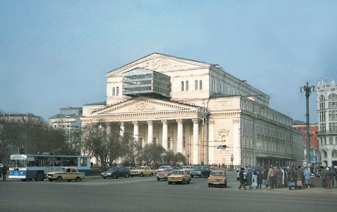 Mọi người mua bán hàng hóa trên con phố đối diện nhà hát Bolshoi tháng 3/1992.