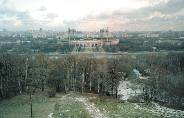 Sân vận động Luzhniki nhìn từ đồi Sparrow năm 1992 và 1997.
