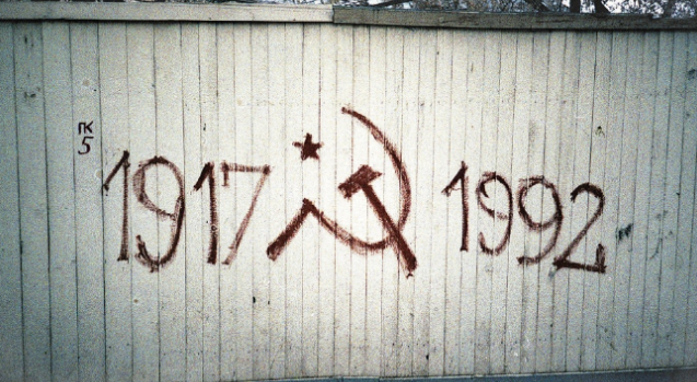Một bức graffiti được vẽ trên hàng rào gần tòa "Nhà Trắng Nga" ở thủ đô Moscow năm 1992. Mời độc giả xem thêm video: Bảo tàng đồ cũ thời Liên Xô (Nguồn: VTC14)