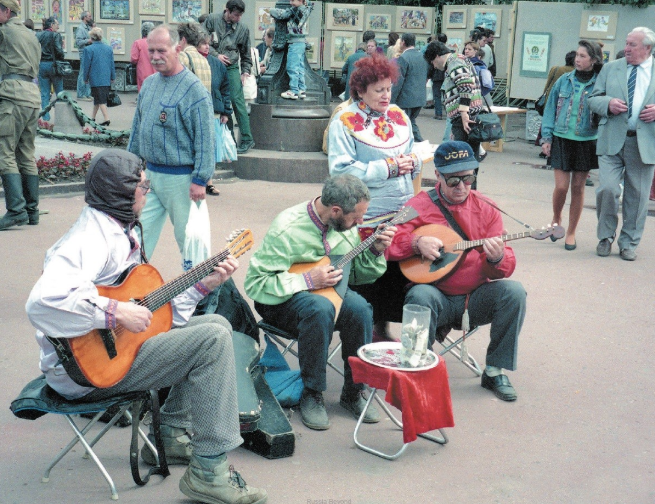 Các nghệ sĩ đường phố biểu diễn trên phố Arbat ở Moscow đầu những năm 1990.