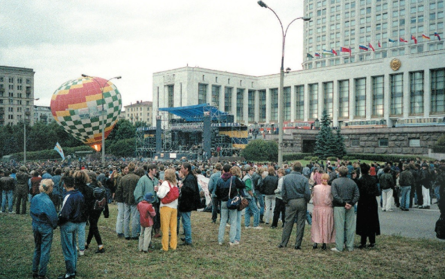 Buổi hòa nhạc rock tại khu vực tòa "Nhà Trắng Nga" ở thủ đô Moscow ngày 19/8/1992 thu hút đông đảo khán giả.