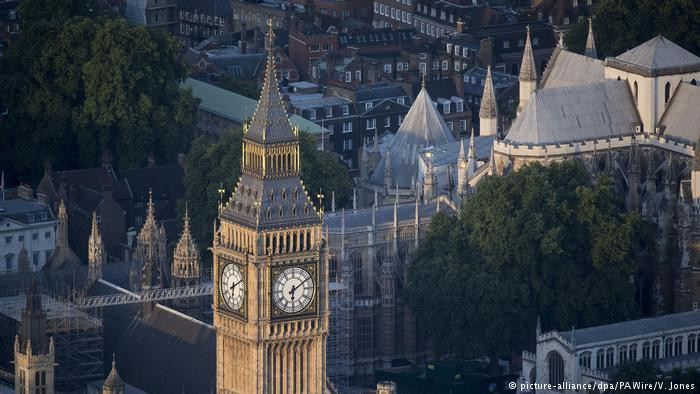 Big Ben ở thủ đô London (Anh) là một trong những tháp đồng hồ nổi tiếng nhất Châu Âu. Tháp đồng hồ Big Ben, có chiều cao 96 mét, từng nổi tiếng với cái tên "Chiếc đồng hồ bốn mặt lớn nhất thế giới". Big Ben thực ra là một tên gọi chỉ để gọi quả chuông chính đặt bên trong tháp này.