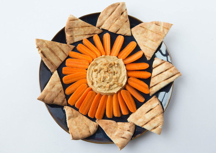 Trong bữa ăn khuya, Công nương Markle chọn cà rốt và món hummus.