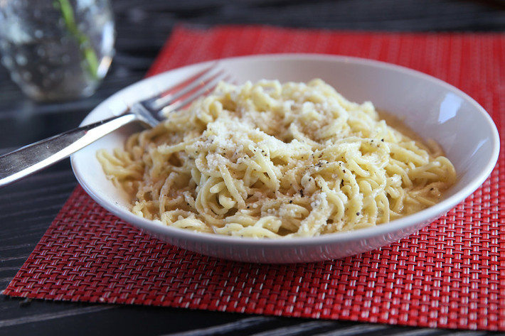 Nếu Công nương Meghan Markle tự tay vào bếp nấu bữa tối, cô thường làm món pasta Cacio e pepe.