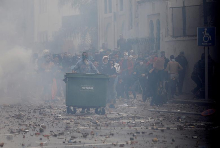Đường phố Algiers mù mịt khói lửa ngày 8/3. Ảnh: Reuters.