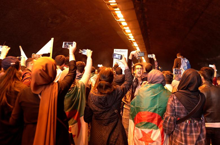 Các sinh viên tham gia biểu tình ở thủ đô Algeria. Ảnh: Reuters.