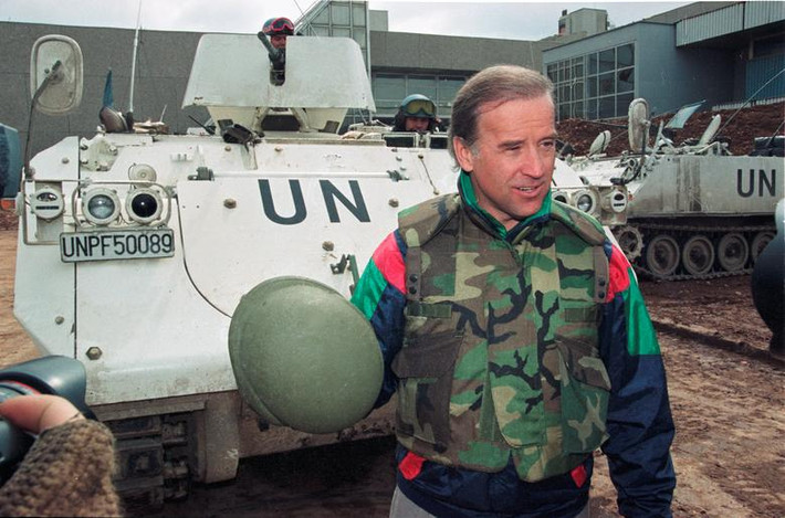 Thượng nghị sĩ Joe Biden phát biểu trước các phóng viên tại sân bay ở Sarajevo, Bosnia, ngày 9/4/1993.