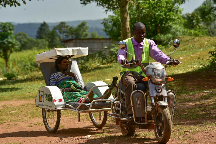 Được biết, nhiều nơi ở Uganda thiếu dịch vụ xe cứu thương và chưa đầy 7% bệnh nhân được đưa tới bệnh viện bằng xe cấp cứu.