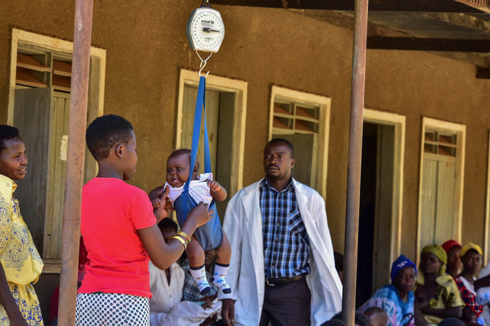 Một bé sơ sinh được cân tại trung tâm y tế Kibibi ở huyện Jinja, Uganda.