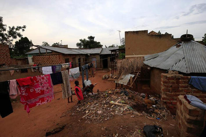 Bà mẹ đơn thân Uganda dọn dẹp sân ngoài nhà ở làng Kasawo ngày 8/3. Mời độc giả xem thêm video: Người phụ nữ thấp nhất thế giới "tỏa sáng" ở New York (Nguồn: VTC14)