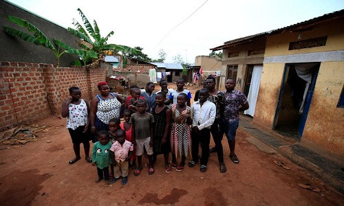Theo hãng thông tấn Reuters, bà mẹ đơn thân Mariam, 39 tuổi, đang phải một mình nuôi 38 đứa con sau khi chồng cô bỏ nhà đi từ ba năm trước. Ảnh chụp Mariam bên một số đứa con của cô trước nhà ở làng Kasawo, Uganda, ngày 8/3. (Nguồn ảnh: Reuters)