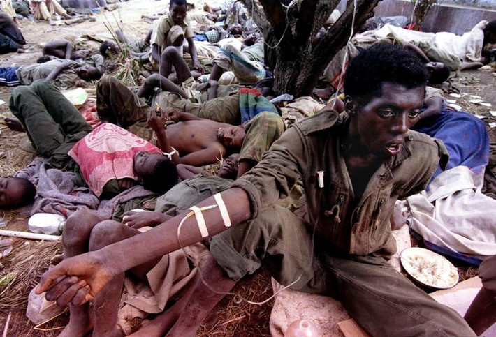 Binh sĩ Rwanda mắc bệnh tả được điều trị tại một bệnh viện quân y tạm bợ ở Goma ngày 26/7/1994.