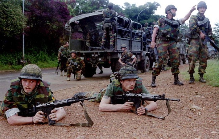 Các binh sĩ Bỉ chuẩn bị tiến vào thủ đô Kigali hôm 11/4/1994, ngày thứ 5 của cuộc diệt chủng tại Rwanda.